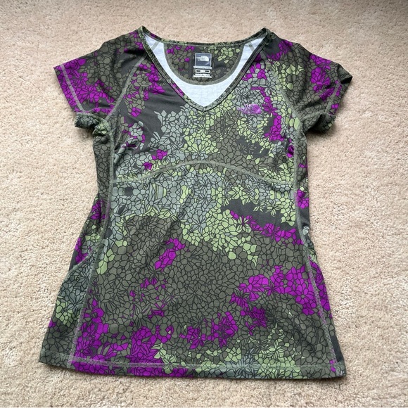 Lot of 2 The North Face Women’s Colorful Print Tee Shirts - M - VGUC - Stretch - Picture 2 of 13